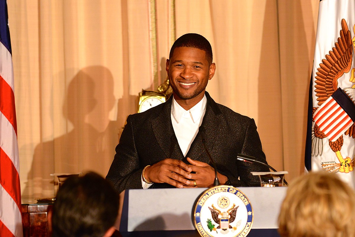 Usher delivers remarks at the 2015 Kennedy Center honors dinner in Washington