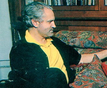 Italian author Mario Biondi interviews famous stylist Gianni Versace in his house. Milano 1990