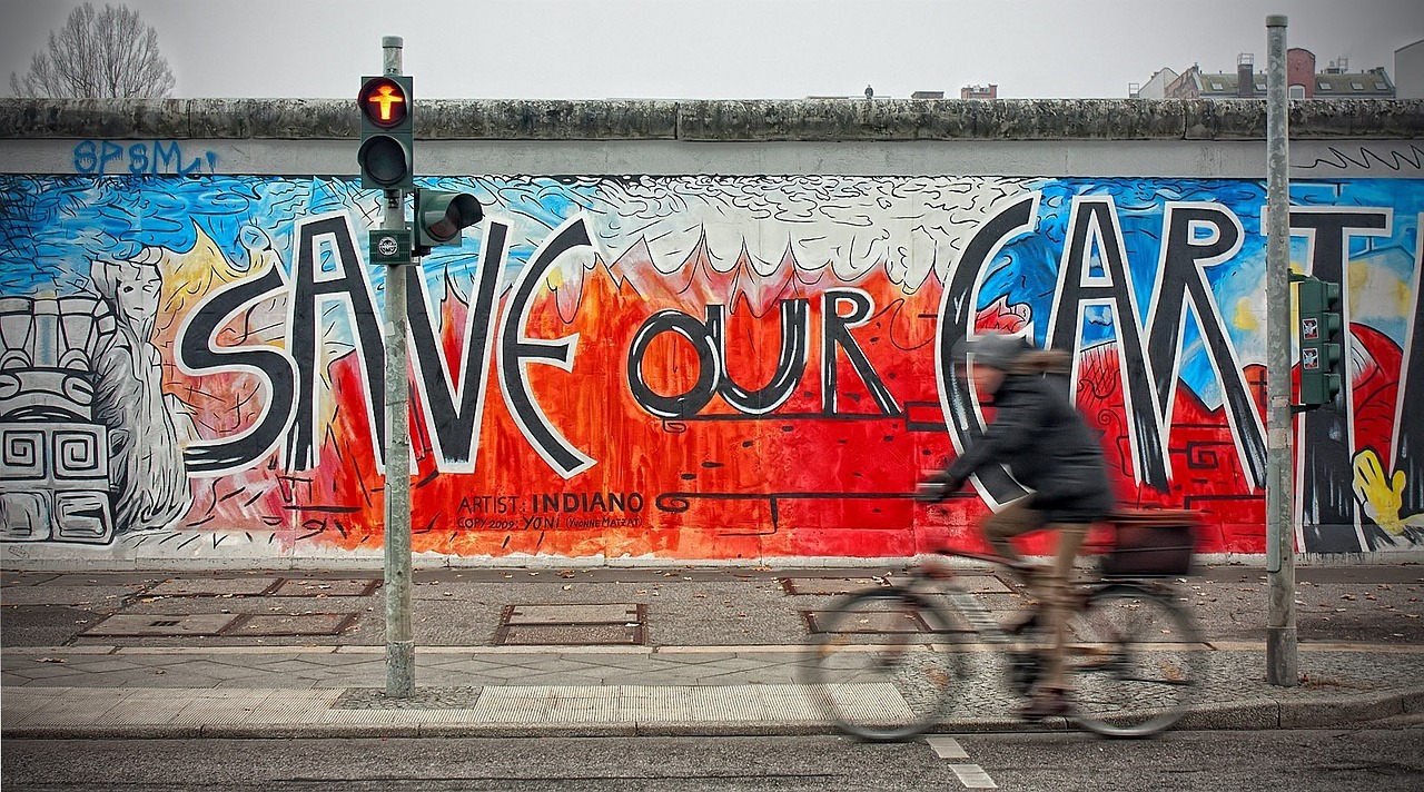 berlin-wall-graffiti-road-street