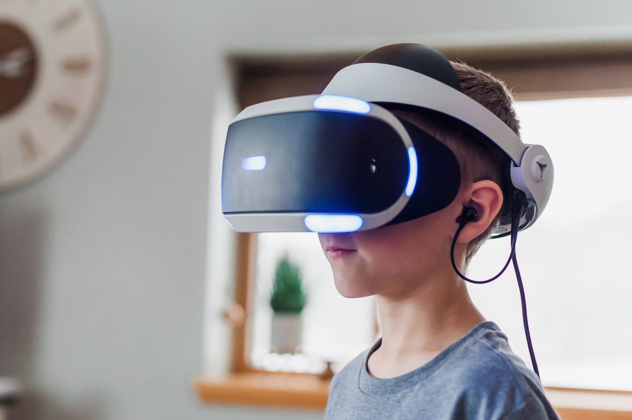 boy-wearing-black-and-white-virtual-reality-headset