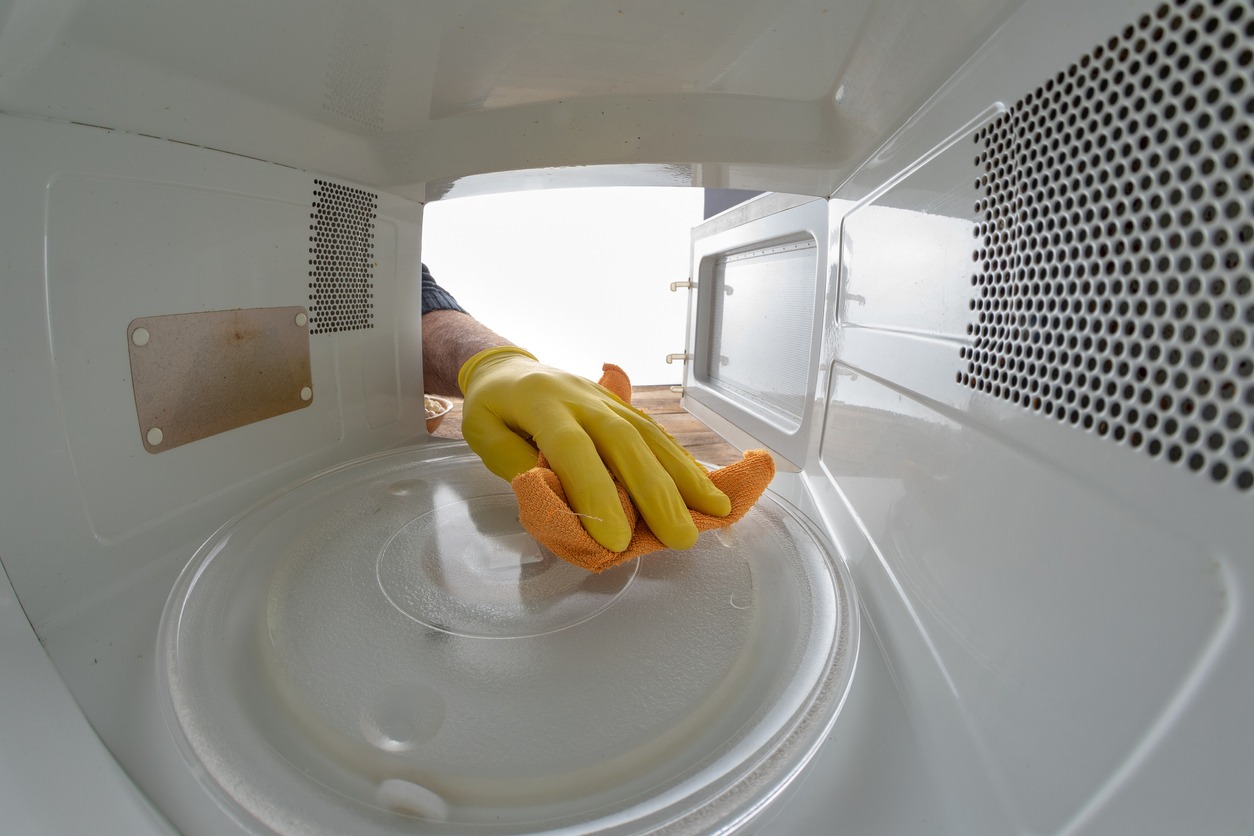 cleaning a microwave oven