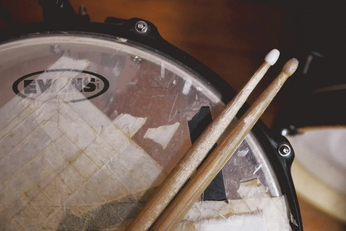old snare drum and drumsticks
